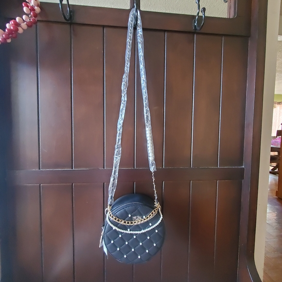 Badgley Mischka Black Quilted Crossbody with Pearl and Gold Chains New - Picture 2 of 8